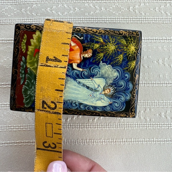 Vintage lacquered Russian PALEKH hand painted trinket box w/signature - Picture 3 of 7